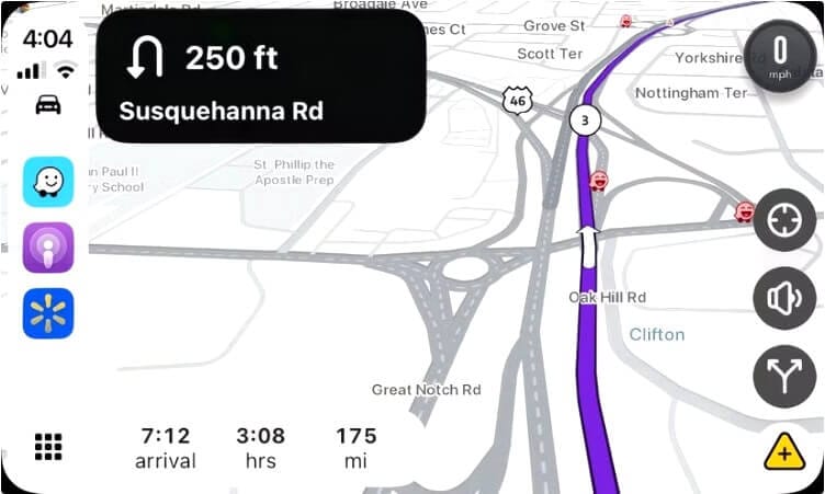 صورة تطبيق Waze على Apple CarPlay يظهر واجهة الملاحة والتنبيهات الحية على الطريق