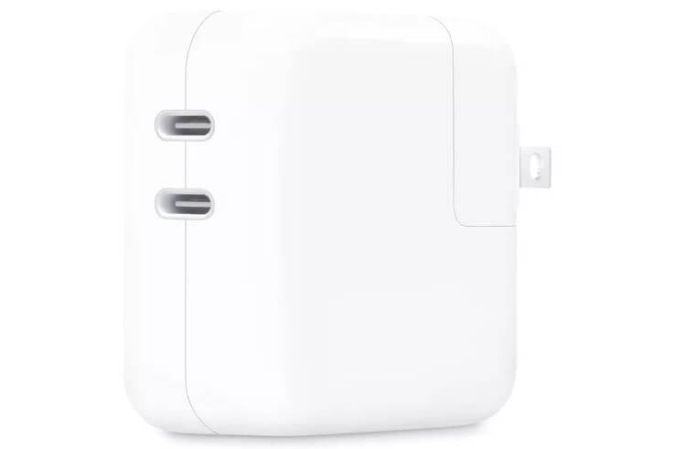 صورة شاحن آبل مزدوج USB-C بقوة 35 واط لشحن الأجهزة معًا.