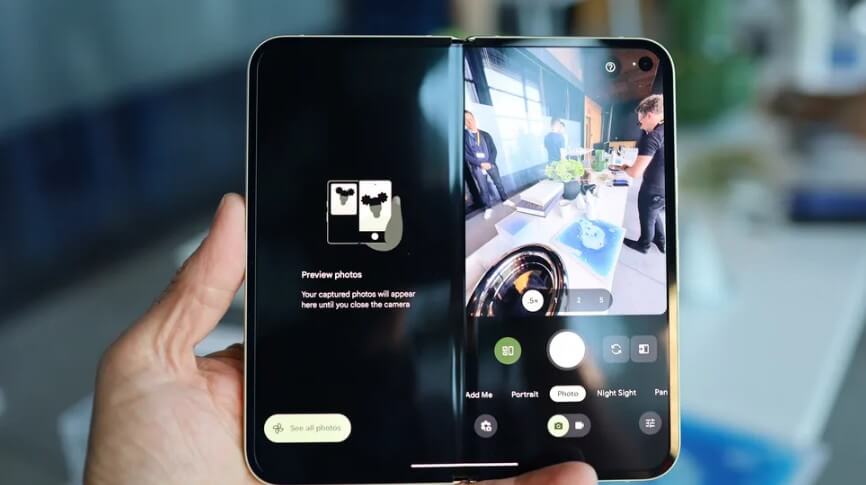واجهة تطبيق الكاميرا على شاشة Pixel 10 Pro Fold المفتوحة لالتقاط صور احترافية