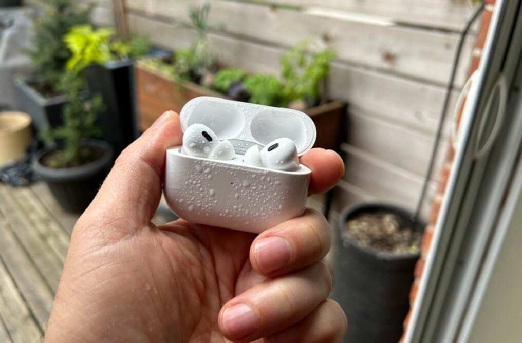 صورة تصميم AirPods Pro 3 الجديد باللون الأبيض الكلاسيكي
