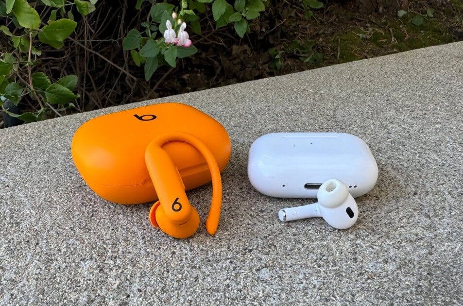 AirPods Pro 3 بجانب سماعات منافسة مثل Sony WF-1000XM5 للمقارنة
