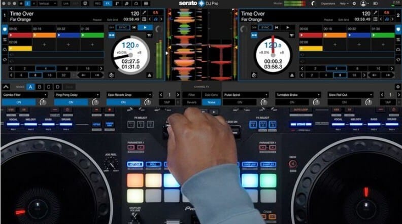 واجهة برنامج Serato DJ Pro لمزج وإنتاج الموسيقى باحترافية على الكمبيوتر